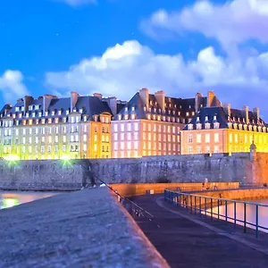 34m Near The Port Of Saint-Malo